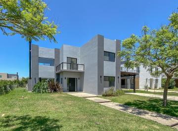 Casa · 155m² · 5 Ambientes · 2 Cocheras · Casa de 4 Dorm. con Dependencia en Puertos del Lago (Ofrece Financiación)