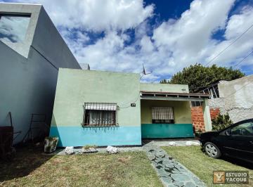 Casa · 82m² · 4 Ambientes · 1 Cochera · Casa en Venta - 2 Dorm. 1 Baño y Cochera - Terreno 430 m² - Villa Elisa