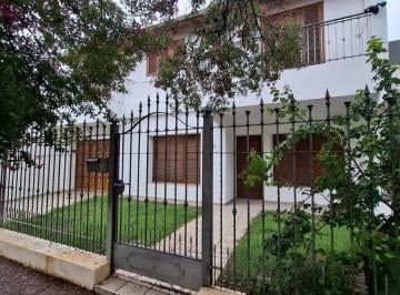 Casa · 181m² · 8 Ambientes · 2 Cocheras · Casa en Venta 3 Dorm. Villa Cabrera