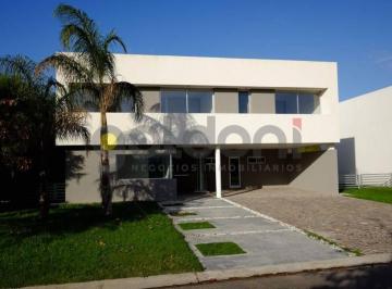 Casa · 370m² · 5 Ambientes · Excelente Propiedad de Moderno Diseño en 2 Plantas con Piscina