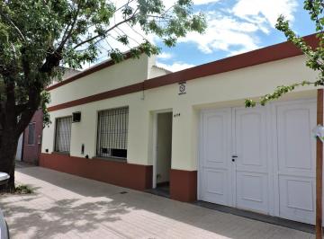 Casa · 170m² · 5 Ambientes · 1 Cochera · Calle 34 Entre 19 y 21 con Dos Patios y Garaje