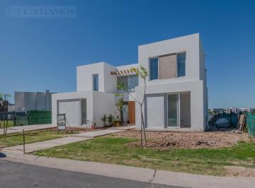 Casa · 270m² · 7 Ambientes · Casa a La Laguna a Estrenar en Venta en Santa Ana - Villanueva