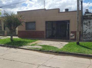 Casa · 125m² · 5 Ambientes · 1 Cochera · Casa de 2 Dorm. a m de Av Aristóbulo del Valle