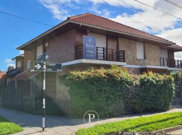 Casa · 330m² · 4 Ambientes · 2 Cocheras · Excelente Chalet en Entorno Residencial