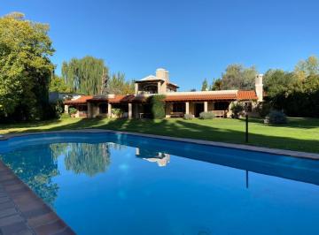 Casa · 542m² · 7 Ambientes · 3 Cocheras · Casa en Alquiler en Chacras de Coria