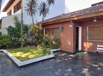 Casa · 176m² · 4 Ambientes · 1 Cochera · Chalet 5 Amb.