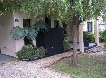 Casa · 80m² · 4 Ambientes · 2 Cocheras · Casa en Venta - 2 Dorm. 1 Baño - 1,000 m² - El Rodeo, Abasto, La Plata
