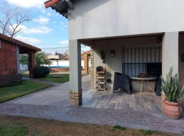 Quinta vacacional · 144m² · 3 Dormitorios · 2 Cocheras · Venta de Dos Casas Quinta con Depto y Pileta