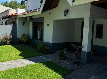 Casa · 216m² · 4 Ambientes · 2 Cocheras · Casa en Venta - 3 Dorm. 2 Baños - 600 m² - Burzaco