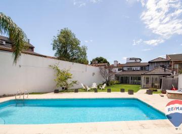Casa · 339m² · 5 Ambientes · 4 Cocheras · Casa de Categoría con Jacuzzi y Pileta en Castelar