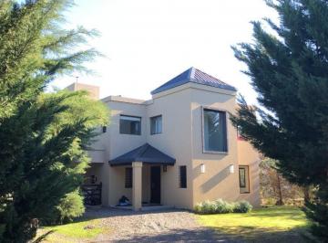 Casa · 180m² · 4 Ambientes · Casa en Venta - 3 Dorm. 3 Baños - 1200 m² - Pilar