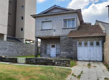 Casa · 149m² · 5 Ambientes · 1 Cochera · Casa en Venta - 4 Dorm. 2 Baños - Cochera - 371 m² - Punta Mogotes