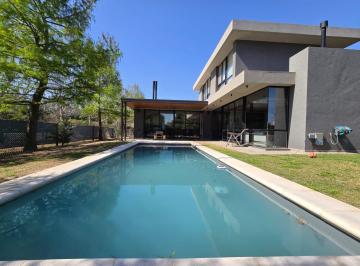 Casa · 220m² · 2 Dormitorios · 2 Cocheras · Casa en Venta de 2 Dorm. en Barrio Cerrado - Funes