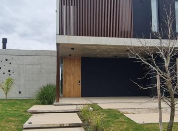 Casa · 242m² · 6 Ambientes · Hermosa Casa a Laguna en El Canton Golf
