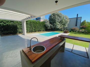 Casa · 240m² · 6 Ambientes · 3 Cocheras · Casa de 3 Dorm. en Venta, Barrio Cerrado, Funes