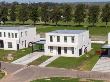 Casa · 218m² · 5 Ambientes · 2 Cocheras · Casa Venta a Estrenar Al Golf de Pilar Golf | Mallmann Propiedades