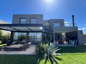 Casa · 180m² · 4 Ambientes · 4 Cocheras · Casa a La Laguna en Venta en Barrio San Rafael, Villanueva