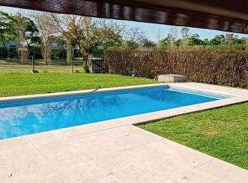 Casa · 220m² · 5 Ambientes · 2 Cocheras · Casa en Venta en Barrio Santa Guadalupe con Vista a Fondo Verde
