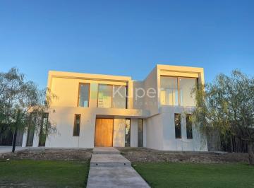 Casa · 240m² · 5 Ambientes · 1 Cochera · Alquiler Anual Casa a La Laguna 5 Amb Barrio San Gabriel, Villanueva, Tigre