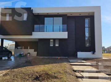 Casa · 249m² · 6 Ambientes · 2 Cocheras · Casa 6 Ambientes en Venta en Terralagos