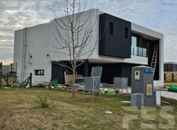 Casa · 249m² · 6 Ambientes · 2 Cocheras · Casa 6 Ambientes en Venta en Terralagos