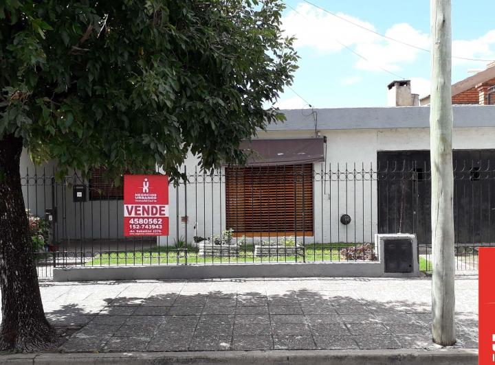 Casa · 220m² · 8 Ambientes · 1 Cochera