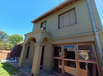 Casa · 450m² · 10 Ambientes · 3 Cocheras · Casa en Venta - Funes