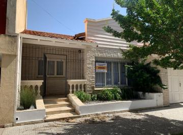 Casa de 4 ambientes, Miramar · Chalet en Venta en Excelente Ubicacion en Miramar.