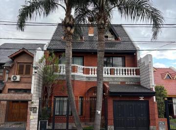 Casa · 340m² · 5 Ambientes · 2 Cocheras · Casa a La Venta en Timoteo Gordillo Al 800