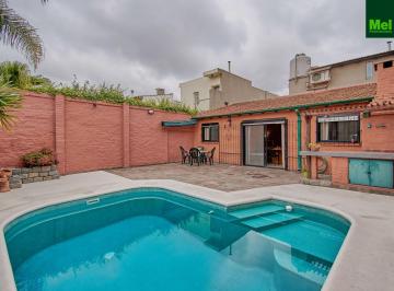 Casa · 165m² · 5 Ambientes · 1 Cochera · Deslumbrante Casa Distribuida en Pb con Jardín y Pileta