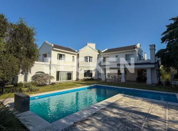 Casa · 529m² · 6 Ambientes · 2 Cocheras · Casa en Lomas de La Carolina Lote Unico