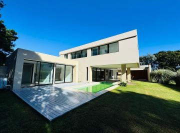 Casa · 360m² · 4 Ambientes · 4 Cocheras · Casa en Rumenco de Cuatro Ambientes con Piscina y Dependencia