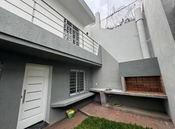 Casa · 71m² · 3 Ambientes · 1 Cochera · Venta PH - Casa con Cochera Jardín Parrillero Seguridad! a Estrenar