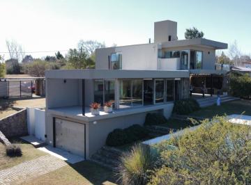 Casa · 320m² · 4 Ambientes · 1 Cochera · Casa de Categoría en Venta - Potrero de Garay
