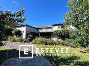 Casa · 269m² · 7 Ambientes · 3 Cocheras · Casa en Venta. Espaciosa. Lote Interno. Barrio Cerrado, Escobar