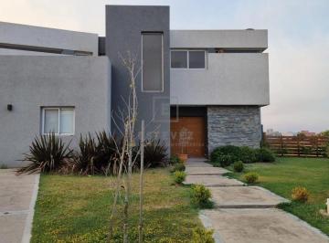 Casa · 240m² · 5 Ambientes · 2 Cocheras · Casa en Venta con Renta Al Golf con Pileta. Barrio Cerrado El Canton, Escobar