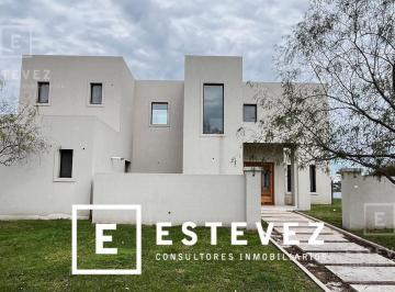 Casa · 226m² · 6 Ambientes · 2 Cocheras · Importante Casa en Venta a La Laguna con Pileta y 3 Dorm.. Barrio Cerrado San Matias, Escobar