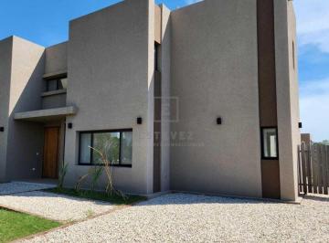 Casa · 201m² · 5 Ambientes · 2 Cocheras · Casa en Venta a La Laguna y Pileta con Renta. Barrio Cerrado Escobar