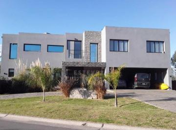 Casa · 325m² · 5 Ambientes · 2 Cocheras · Casa de 3 Dorm. y Pileta en Venta, Barrio Cerrado, Escobar, G. B. a. Zona Norte