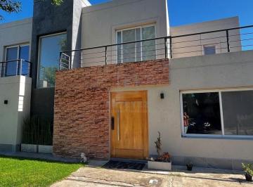 Casa · 225m² · 6 Ambientes · 2 Cocheras · Casa en Venta Ubicado en Santa Guadalupe, Pilar, G. B. a. Zona Norte
