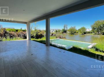 Casa · 200m² · 5 Ambientes · 2 Cocheras · Casa a La Laguna en Venta, Barrio Cerrado, Escobar