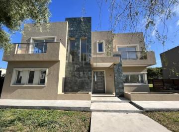 Casa · 200m² · 5 Ambientes · 2 Cocheras · Casa en Venta de 3 Dorm. en Lote Interno. Barrio Cerrado San Matias, Escobar