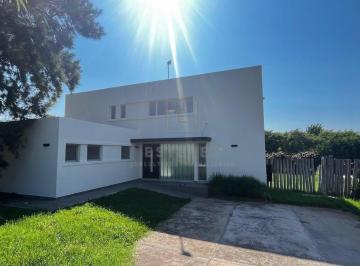 Casa · 199m² · 5 Ambientes · 2 Cocheras · Casa en Venta, Pileta, 3 Dorm., Dependencia, Barrio Cerrado