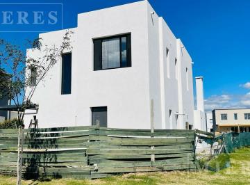 Casa · 231m² · 4 Ambientes · 2 Cocheras · Casa en Venta a Estrenar en Santa Ana, Villanueva.