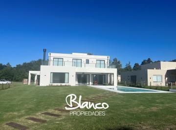 Casa · 200m² · 5 Ambientes · 1 Cochera · Casa en Venta en Medal Cc, Pilar, G. B. a. Zona Norte