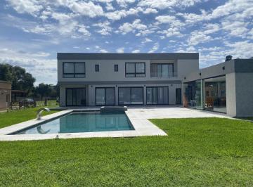 Casa · 300m² · 6 Ambientes · 2 Cocheras · Casa en Haras del Sol