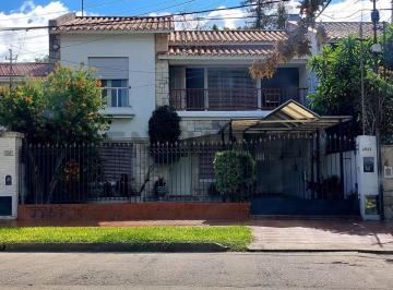 Casa · 334m² · 5 Ambientes · 1 Cochera · Venta de Casa de 4 Dorm. Sobre Costanera en Santa Fe.