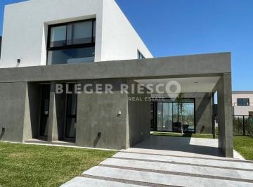 Casa · 180m² · 4 Ambientes · 1 Cochera · Casa en Venta en Vila Marina II, Villanueva, Tigre