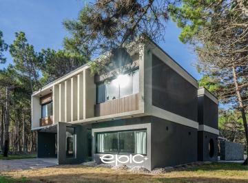 Casa · 280m² · 7 Ambientes · 2 Cocheras · Venta Casa en Villarobles