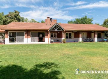 Casa · 229m² · 5 Ambientes · 2 Cocheras · Casa en Venta en Los Cardales Country Club, Campana